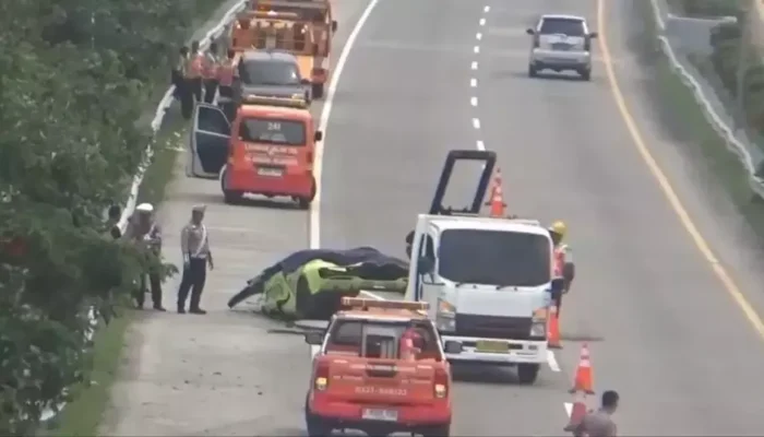 Lamborghini Tabrak Ignis di Tol Jomo, Dua Orang Luka dan Infrastruktur Rusak Parah