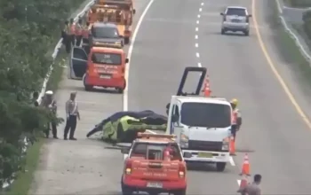 Lamborghini Tabrak Ignis di Tol Jomo, Dua Orang Luka dan Infrastruktur Rusak Parah