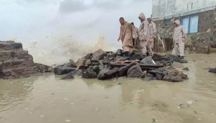 Banjir Rob Terjang Indramayu, Ratusan Rumah Terendam dan Tanggul Jebol