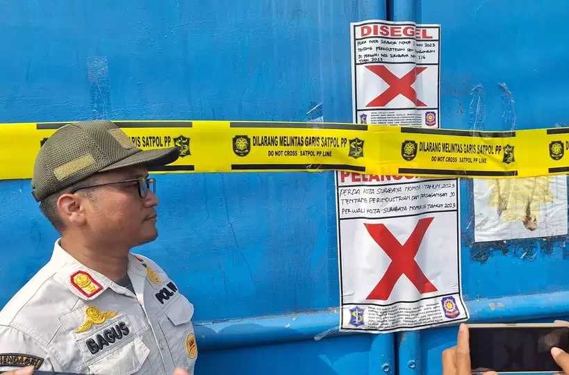 Penyegelan UD Sentoso Seal di Surabaya pada Selasa 22 April 2025 dan kembali disegel pada Jumat 2 Mei 2025 karena beroperasi tanpa izin. (Beritasatu/Julianus Palermo)