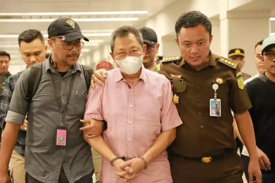 Image Credit Antara - Tersangka kasus dugaan korupsi pengelolaan tata niaga komoditas timah di wilayah IUP PT Timah Tbk. pada tahun 2015–2022, Hendry Lie (tengah), digiring oleh petugas ketika ditangkap di Bandara Soekarno-Hatta, Tangerang, Banten, Senin 18 November 2024.