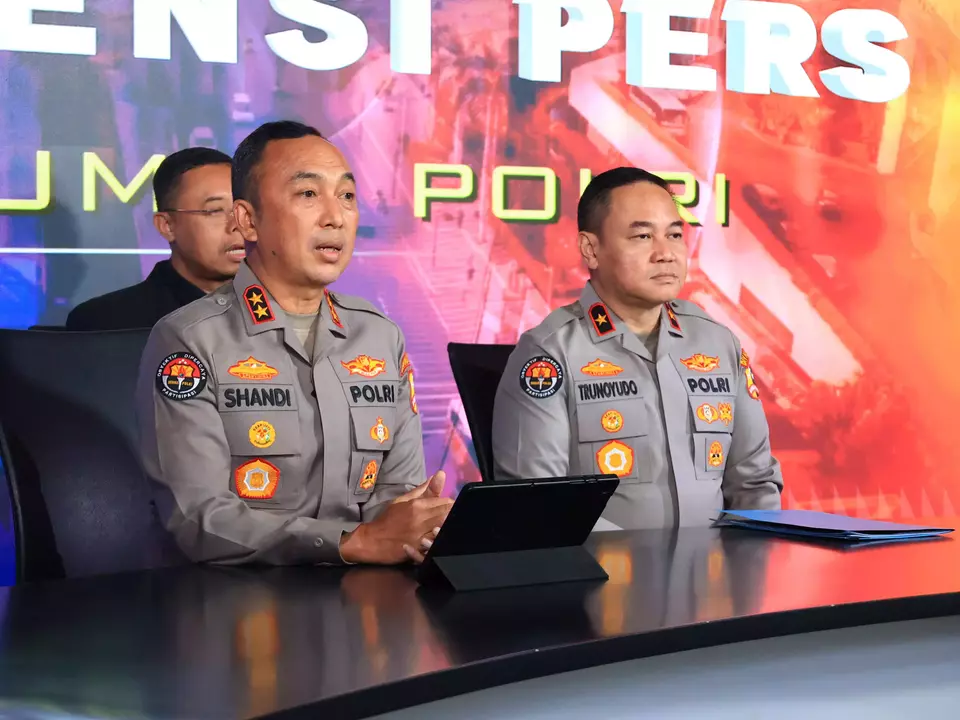 Kadiv Humas Polri Irjen Pol Sandi Nugroho (kiri) didampingi Karo Penmas Humas Polri Brigjen Brigjen Pol Trunoyudo Wisnu Andiko (kanan) memberi keterangan pers terkait pemberantasan premanisme, Sabtu (17/5/2025). (Humas Polri)
