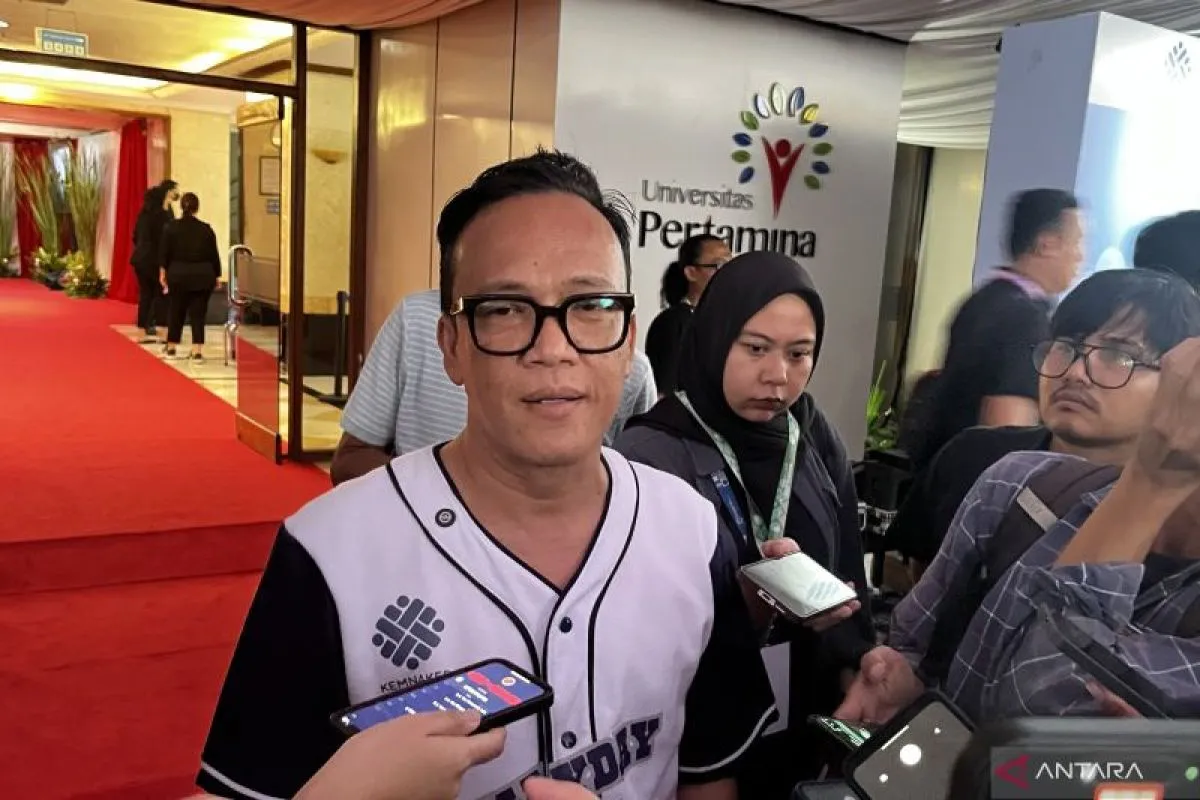 Wakil Menteri Ketenagakerjaan (Wamenaker) Immanuel Ebenezer Gerungan saat ditemui awak media di Universitas Pertamina, Jakarta, Kamis (1/5/2025). (Antara/Arnidhya Nur Zhafira)