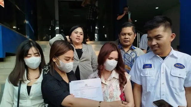 Tiga perempuan asal Kalimatan Timur diduga menjadi korban malapraktik usai menjalani operasi hidung di sebuah klinik di kawasan Jakarta Timur. Korban didampingi penasihat hukum menyambangi Polda Metro Jaya pada Rabu (14/5/2025) untuk melaporkan peristiwa yang dialaminya. (Liputan6/Ady Anugrahadi)