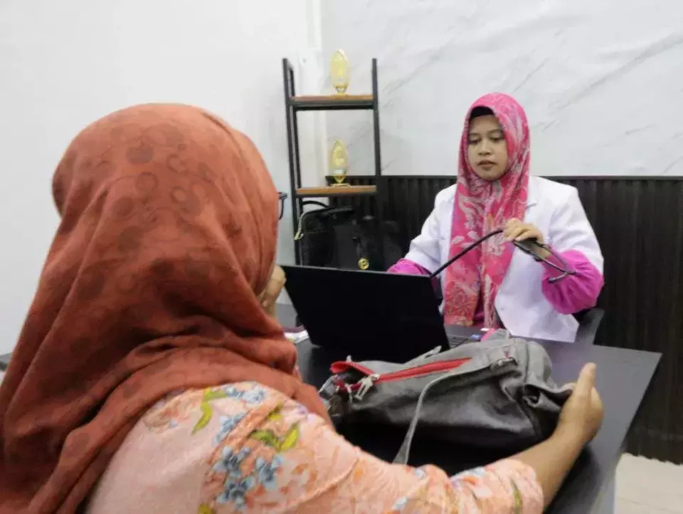 Dokter Rafika di Ponorogo melayani pasiennya. (Beritasatu/Gayuh Satria Wicaksono)
