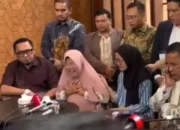 Isak Tangis Keluarga Kapolsek Lusiyanto, Korban Penembakan Oknum TNI, di Konferensi Pers Hotman Paris