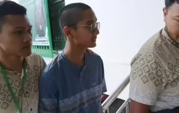 Image Credit Heru Yustanto/Beritasatu - Setelah hampir 2 bulan ditahan di Mapolres Bogor, tersangka kasus kekerasan dalam rumah tangga (KDRT) terhadap Cut Intan Nabila, Armor Toreador, akhirnya diserahkan kepada Kejaksaan Negeri (Kejari) Cibinong pada Jumat, 11 Oktober 2024.