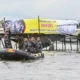 Image Credit Rivan Awal Lingga/Antara - Personel TNI AL membongkar pagar laut yang terpasang di kawasan pesisir Tanjung Pasir, Kabupaten Tangerang, Banten, Sabtu (18/1/2025).
