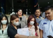 Tiga perempuan asal Kalimatan Timur diduga menjadi korban malapraktik usai menjalani operasi hidung di sebuah klinik di kawasan Jakarta Timur. Korban didampingi penasihat hukum menyambangi Polda Metro Jaya pada Rabu (14/5/2025) untuk melaporkan peristiwa yang dialaminya. (Liputan6/Ady Anugrahadi)