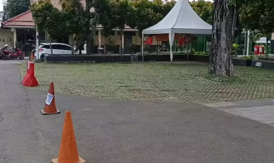 Parkiran di kantor Kecamatan Cilincing sepi (Beritasatu/Yohannes Tobing)