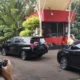 Image Credit Bagus Ahmad Rizaldi/Antara - Sejumlah mobil yang ditumpangi pejabat yang terkena OTT tiba di Gedung Merah Putih KPK, Jakarta, Minggu (16/3/2025).