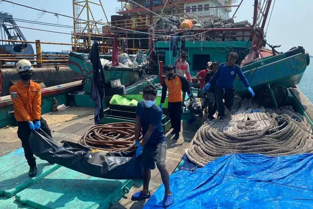 Image Credit Polda Banten - Petugas mengevakuasi jenazah 6 nelayan yang ditemukan tewas secara misterius di atas KM Sri Mariana, Minggu (4/8/2024).