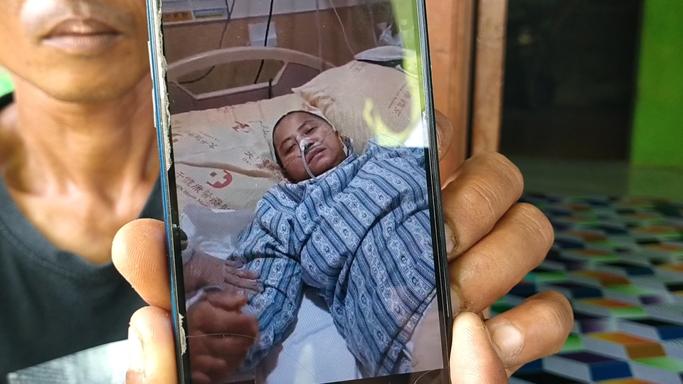 Mujahid menunjukkan kondisi istrinya Marini saat di rawat di Rumah Sakit Taiwan dalam layar hand phone. (Istimewa)