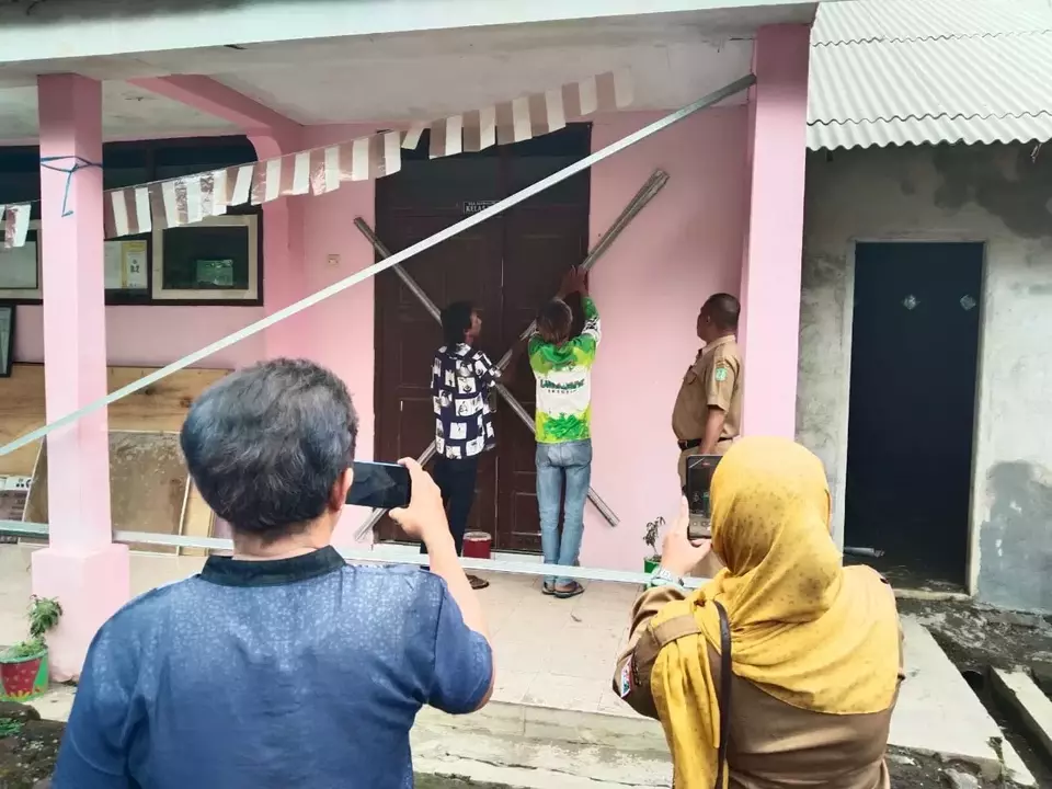 Image Credit Ahmad Rifqi Danwanus Khalwani/Beritasatu - SMP Satu Atap (Satap) Ranuyoso, Kecamatan Ranuyoso, Kabupaten Lumajang, Jawa Timur disegel oleh penjaga sekolah.