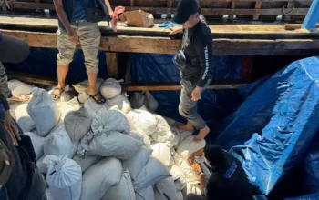 Direktorat Polisi Perairan dan Udara (Ditpolairud) Polda Kepulauan Bangka Belitung berhasil menggagalkan upaya penyelundupan 20 ton pasir timah kering yang akan dikirim ke Malaysia melalui jalur laut di Perairan Bangka Barat, Kamis, 15 Mei 2025. (Beritasatu/Irwan Setiawan)