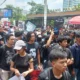 Image Credit Istimewa - Sejumlah massa aksi menolak RUU TNI yang semula berkumpul di Gerbang Pancasila kini berpindah lokasi sambil melakukan long march menuju gerbang utama gedung DPR.