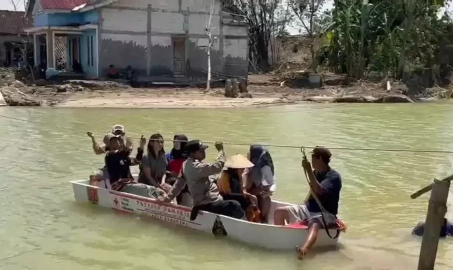 Image Credit Jamaah/Antara - Warga Dukuh Mintreng, Desa Baturagung, Kecamatan Gubug, Kabupaten Grobogan terisolasi akibat tanggul Sungai Tuntang jebol.