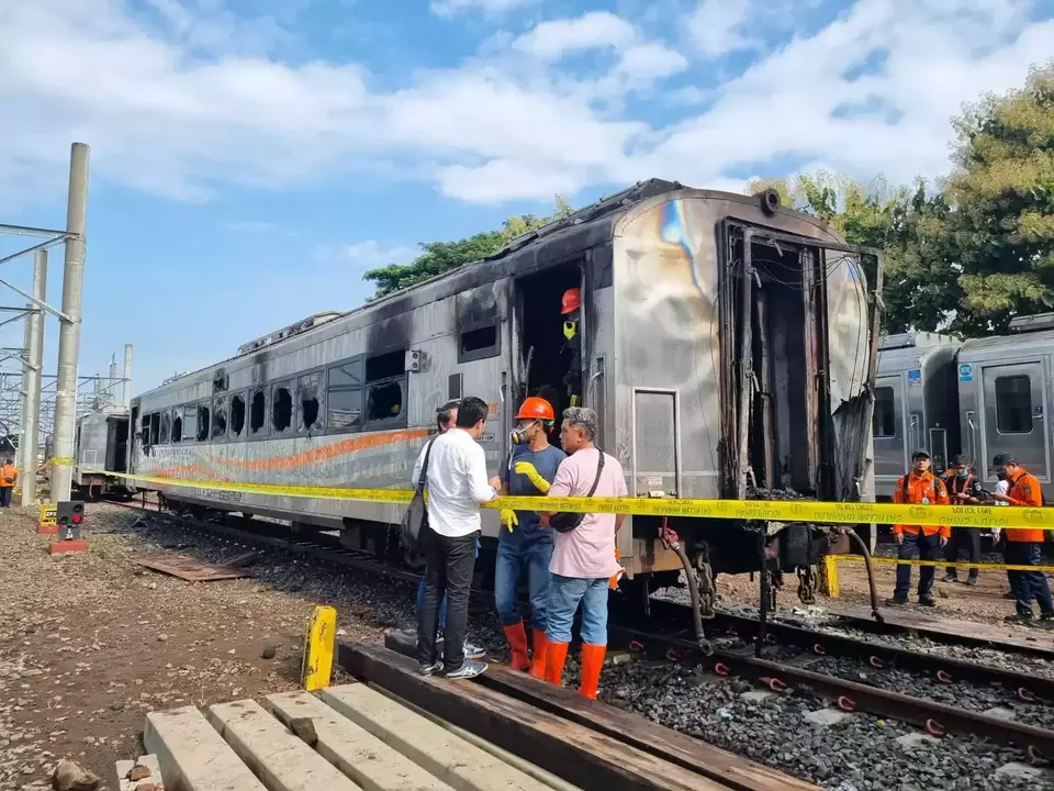 Image Credit Istimewa - Gerbong kereta api di Stasiun Tugu Yogyakarta dibakar karena sakit hati kepada KAI.