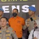 Image Credit Fath Patra Mulya/Antara - Mantan Kapolres Ngada AKBP Fajar Widyadharma Lukman Sumaatmaja (tengah) dipecat.