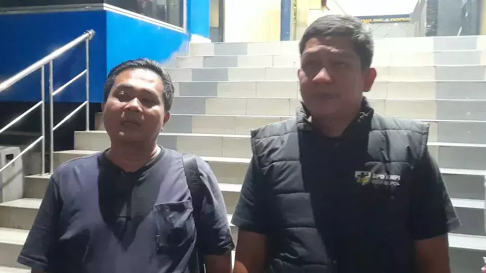 Image Credit Ilham Oktafian/Beritasatu - Seorang warga DKI Jakarta bernama Samson T (kiri) melapor ke Polda Metro Jaya buntut dugaan pencatutan KTP yang digunakan untuk mendukung Dharma Pongrekun-Kun Wardana dalam Pemilihan Gubernur dan Wakil Gubernur (Pilgub) Jakarta 2024 melalui jalur independent, Jumat 16 Agustus 2024.