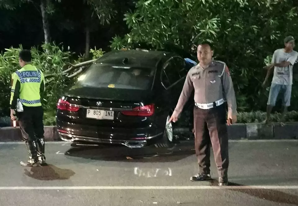 Image Credit Istimewa Sebuah mobil BMW terjun ke dari ujung tol Krian-Gresik yang belum selesai dibangun tepatnya di Jalan dr. Wahidin, Kecamatan Kebomas, Kabupaten Gresik akibat pengemudi terlalu fokus mengikuti petunjuk Google Maps.