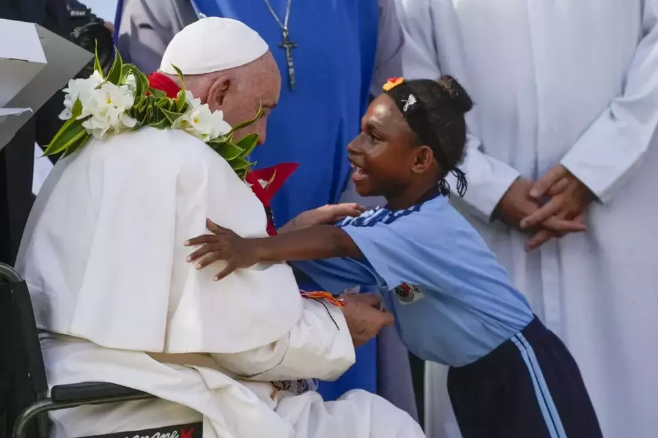Image Credit AP - Paus Fransiskus dipeluk seorang siswa tunanetra Sekolah Humanistik Tritunggal Mahakudus di Baro, dekat Vanimo, Papua Nugini, Minggu, 8 September 2024.