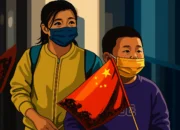 Ilustrasi - Seorang anak laki-laki yang mengenakan masker membawa bendera Tiongkok saat dia berjalan di sepanjang jalan perbelanjaan pejalan kaki di Beijing pada 6 Oktober 2022.
