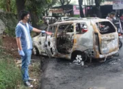 Tiga Mobil Polisi Dirusak dan Dibakar Massa Usai Penangkapan Ketua Ormas di Depok