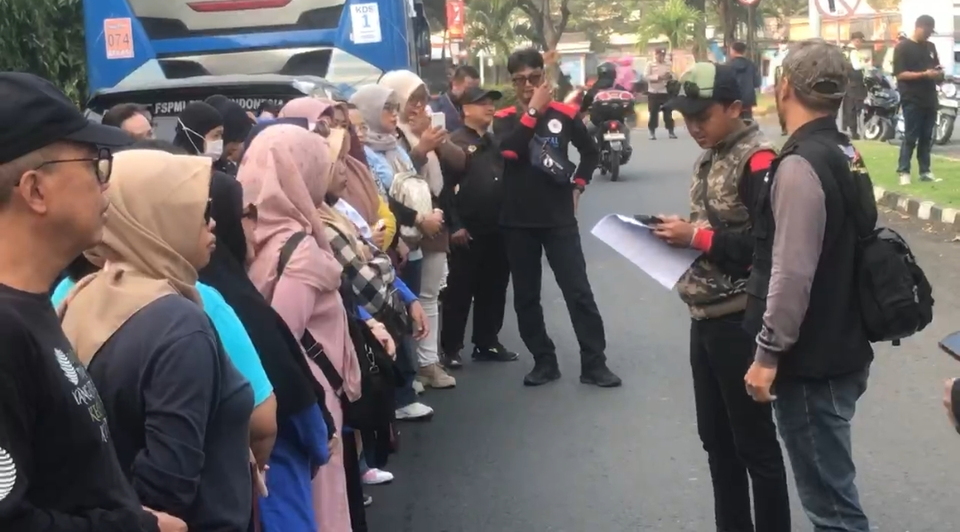 Ribuan buruh Bekasi bertolak ke Monas, Jakarta, untuk aksi Hari Buruh, Kamis, 1 Mei 2025. (Beritasatu/Eka Jaya Saputra)