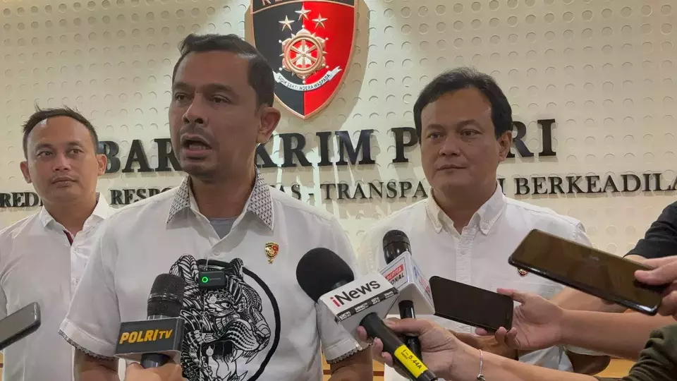 Image Credit Stefani Wijaya/Beritasatu - Direktur Tindak Pidana Narkoba Bareskrim Polri Brigjen Mukti Juharsa mengungkap perputaran uang dalam rekening Direktur Persiba Balikpapan Catur Adi mencapai Rp 241 miliar. Uang tersebut diduga berasal dari bisnis narkoba dan dicuci menjadi berbagai aset, termasuk restoran dan kos-kosan.