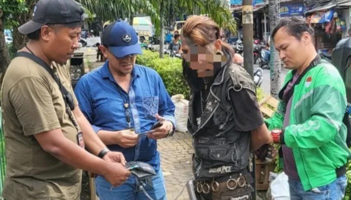 Demi Rp2.000, Pengamen di Cempaka Putih Ditusuk Anak Punk hingga Kritis
