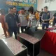 Image Credit ANTARA/Aditya Rohman - Kapolres Sukabumi Kota AKBP Rita Suwadi bersama jajaran Satreskrim Polres Sukabumi Kota saat memperlihatkan uang mainan pecahan Rp100 ribu yang disita dari pelaku penipuan dengan modus penggandaan uang yang ditangkap di Kabupaten Cianjur, Jabar pada Minggu (15/9/2024).