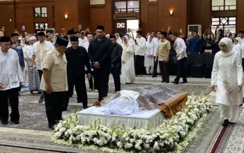 Presiden Prabowo Subianto, melayat ke persemayaman almarhum Mayjen TNI (Purn) Eddie Marzuki Nalapraya, tokoh pencak silat, di Padepokan Pencak Silat, Taman Mini Indonesia Indah (TMII), Jakarta Timur, pada Selasa 13 Mei 2025 sore. (Beritasatu/Ricki Putra Harahap)