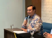 Anggota Ombudsman RI Yeka Hendra Fatika saat memberikan keterangan usai melakukan rapat koordinasi di Kantor Ombudsman RI, Jakarta, Rabu (14/5/2025). (Antara/Rio Feisal)