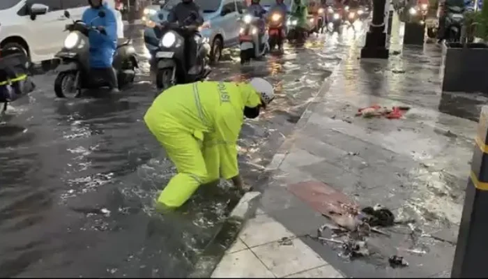 Jalan Margonda Depok Tergenang Imbas Hujan Deras, Lalin Macet Sore Hari