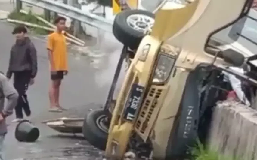 Kecelakaan maut terjadi di jalur ekstrem Tawangmangu-Magetan, tepatnya di Desa Gondosuli, Karanganyar, Jawa Tengah, Sabtu, 15 Mei 2025 pukul 09.45 WIB. (Beritasatu/Abdul Alim Muhamad Zamzami)