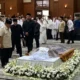 Presiden Prabowo Subianto, melayat ke persemayaman almarhum Mayjen TNI (Purn) Eddie Marzuki Nalapraya, tokoh pencak silat, di Padepokan Pencak Silat, Taman Mini Indonesia Indah (TMII), Jakarta Timur, pada Selasa 13 Mei 2025 sore. (Beritasatu/Ricki Putra Harahap)