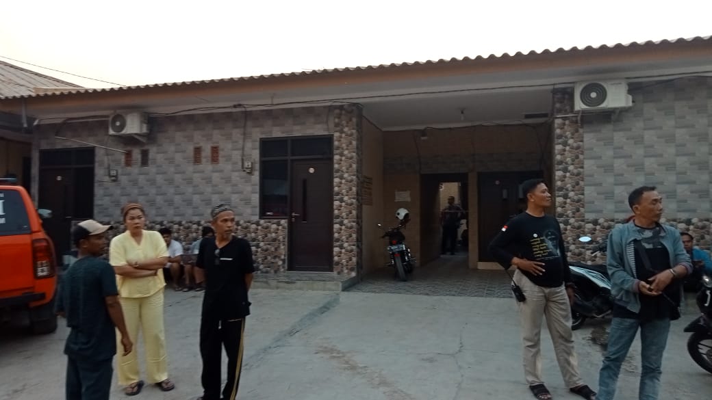Image Credit Dedi Haryadi/ Radarcirebon.com - Seorang wanita yang diduga bekerja sebagai open BO ditemukan tewas di dalam lemari di sebuah kamar kos di Blok Pulomas, Kecamatan Kedawung, Kabupaten Cirebon, Kamis (9/5/2024).