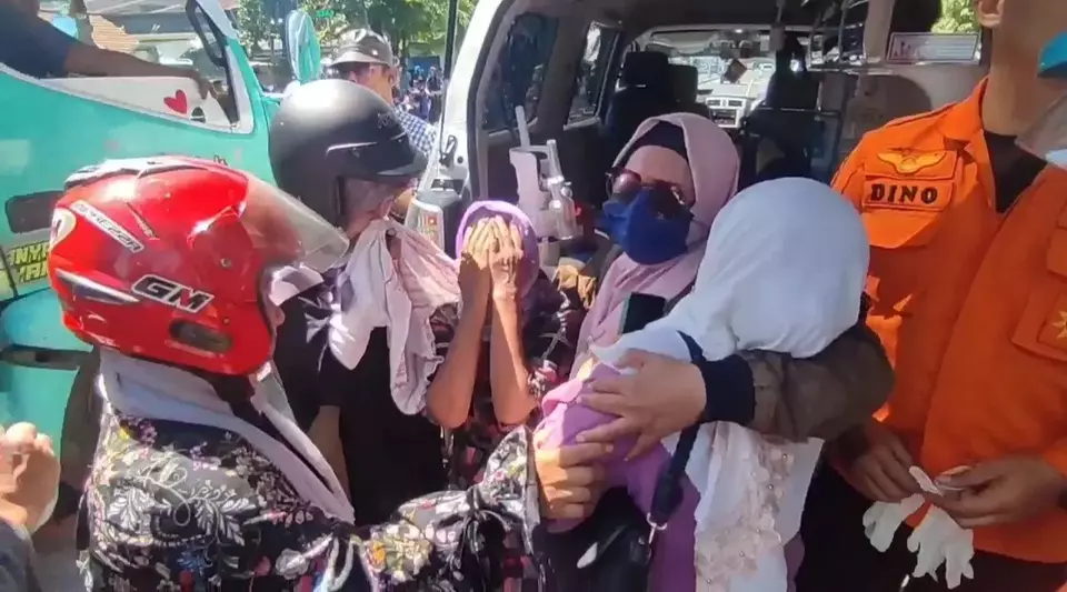 Image Credit Agung Dharma Putra/Beritasatu - Sejumlah guru SDN Perak Utara, Surabaya menangis histeris melihat rekannya Avianti Fitria Rini (49) meninggal dunia usai kecelakaan tabrak lari di Jalan Kedung Cowek, Surabaya, Senin (7/4/2025).
