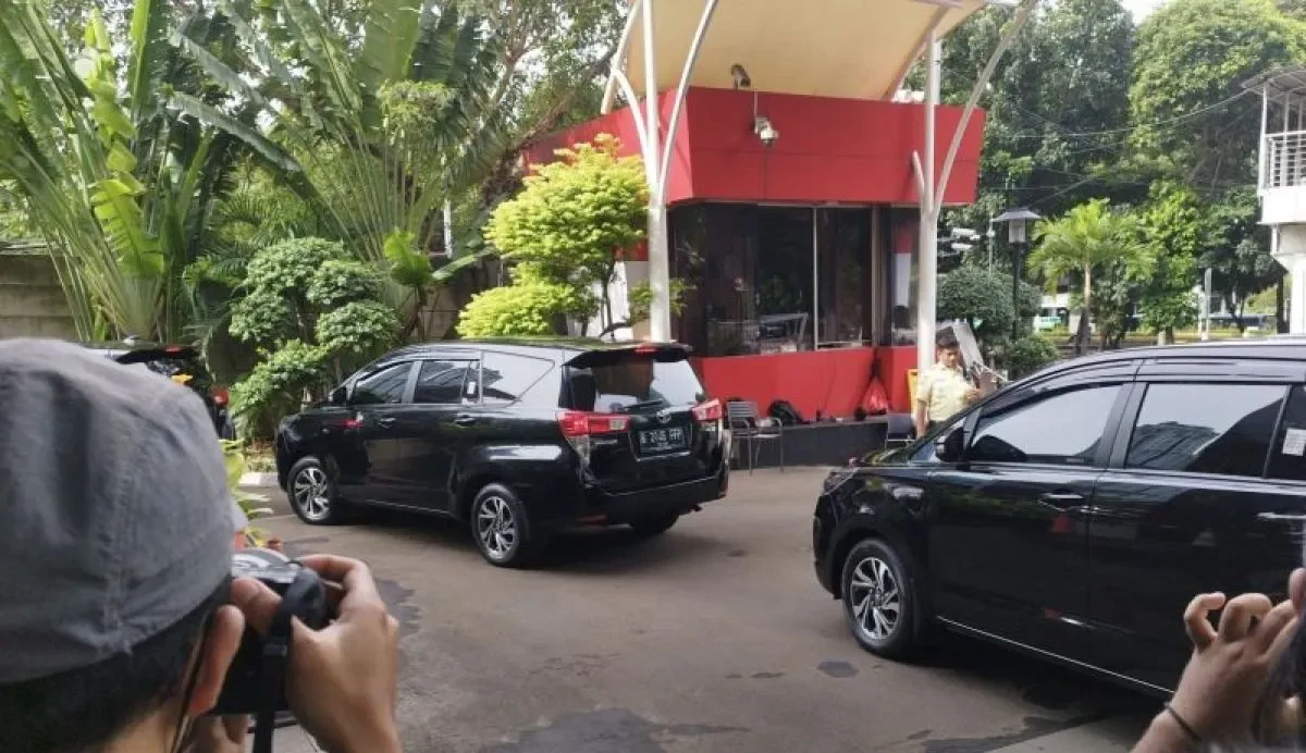 Image Credit Bagus Ahmad Rizaldi/Antara - Sejumlah mobil yang ditumpangi pejabat yang terkena OTT tiba di Gedung Merah Putih KPK, Jakarta, Minggu (16/3/2025).