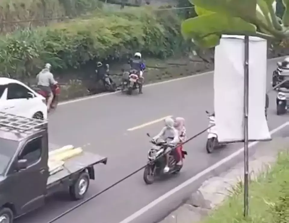 Image Credit Istimewa - Sebuah video amatir yang beredar di media sosial menunjukkan seorang polisi patwal Polres Bogor diduga tendang pengendara sepeda motor hingga terjatuh saat melakukan pengawalan terhadap mobil mewah di Puncak, Jumat, 14 Maret 2025.