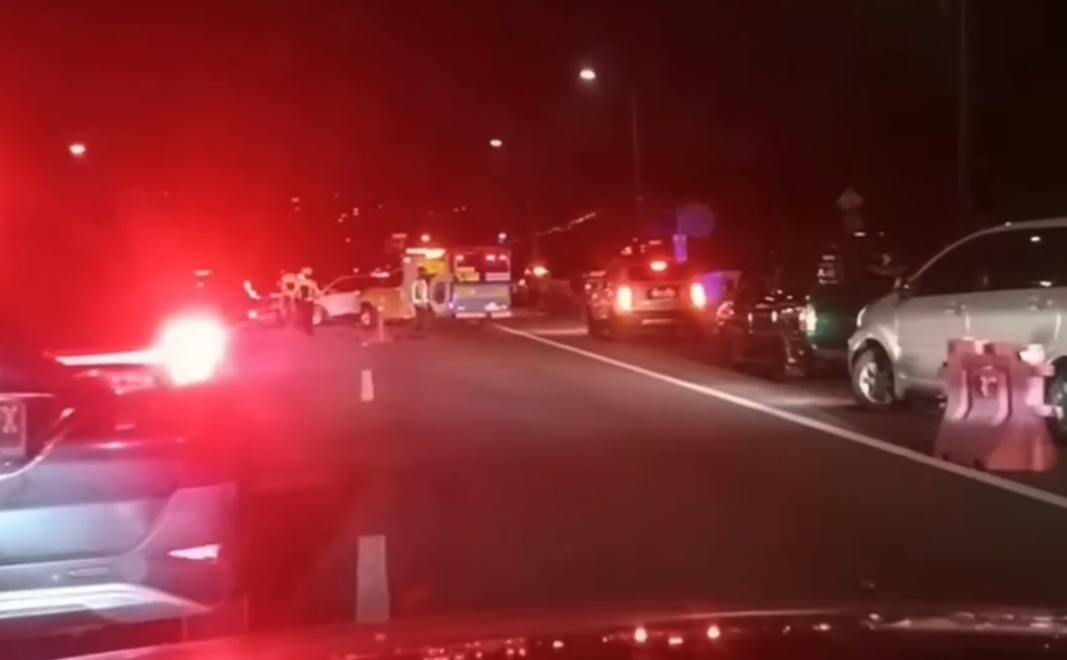 Image Credit Hanes Walda/Beritasatu - Kecelakaan beruntun melibatkan tujuh kendaraan terjadi di kilometer 442 Jalan Tol Trans Jawa, Sabtu, 5 April 2025.
