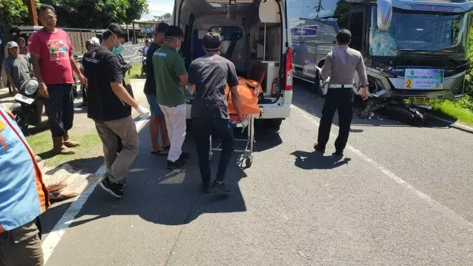 Korban meninggal dunia dalam kecelakaan di Jalan Parangtritis, Bantul, DIY, dimasukkan dalam ambulans, Kamis 29 Mei 2025.