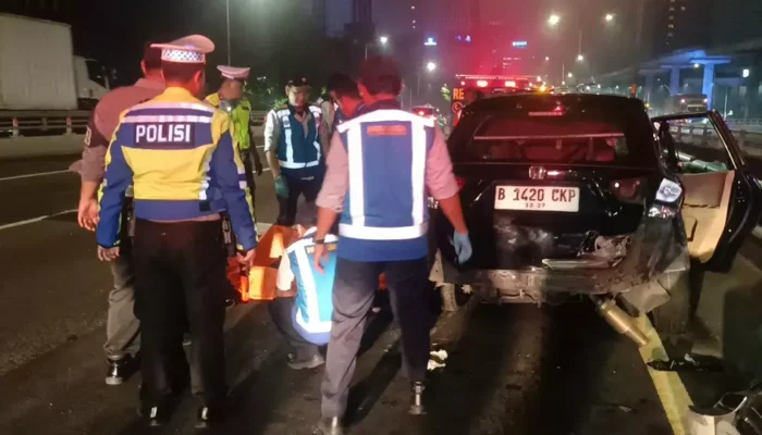 Minibus Terguling di Tol Dalam Kota, Satu Tewas dan Dua Luka Kritis