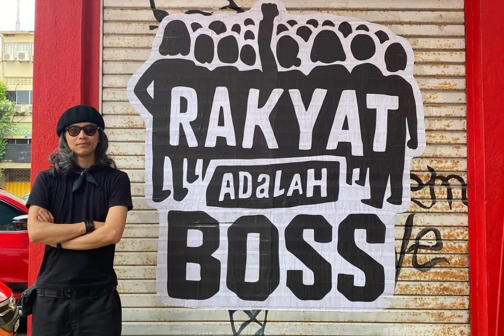 Image Credit Instagram/Fahmi Reza - Fahmi Reza berdiri di samping salah satu karya seninya.