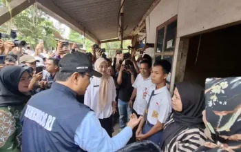 Menteri Sosial (Mensos) Saifullah Yusuf atau Gus Ipul mengunjungi rumah Ahmad Ardiansyah, calon siswa Sekolah Rakyat di Kota Pasuruan, Jawa Timur, Rabu (14/5/2025).(Istimewa)
