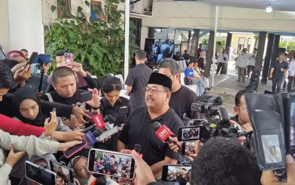 Wakil Gubernur Jakarta Rano Karno melayat ke rumah duka Bunda Iffet di Jalan Potlot III, Pancoran, Jakarta Selatan, pada Minggu 27 April 2025. (Antara/Antara)