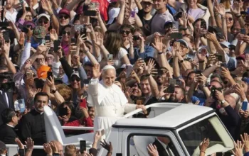 Perjalanan Paus Leo XIV dengan mobil paus telah menjadi sebuah ritus peralihan yang identik dengan jangkauan global dan daya tarik media kepausan. (AP)