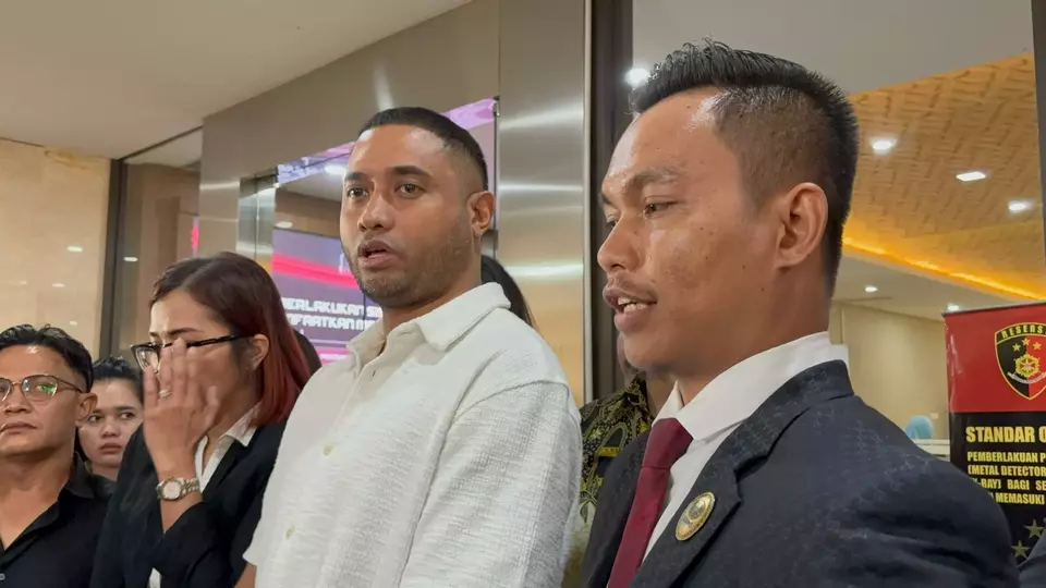 Rayen Pono (baju putih) bersama kuasa hukumnya, Jajang (kanan). (Beritasatu/Stefani Wijaya)
