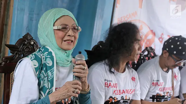 Bunda Iffet memberi keterangan saat jumpa pers di Markas Slank, Jakarta, Selasa (05/09). Dialog kebangsaan itu diadakan untuk memberikan wawasan dan meningkatkan rasa nasionalisme kepada para santri. (Liputan6/Herman Zakharia)